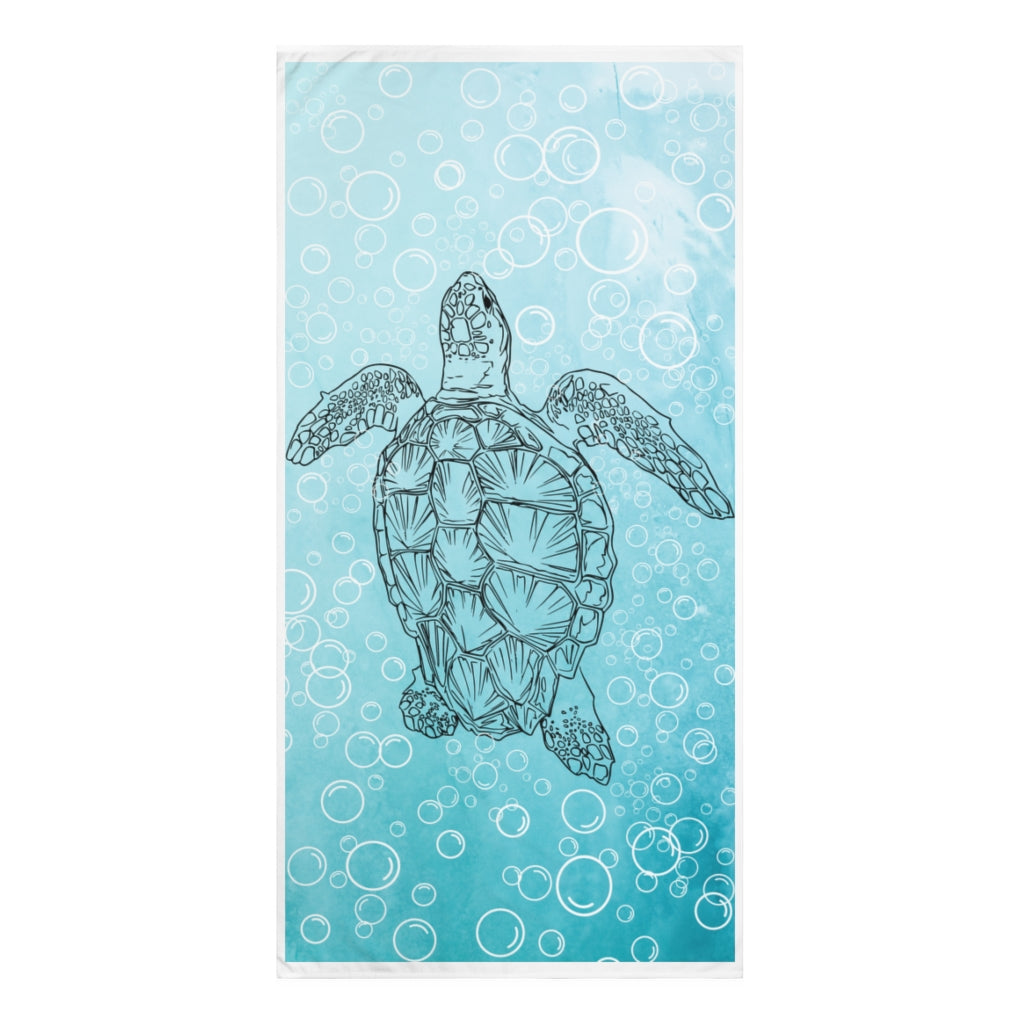 Turtle under water Beach Towel