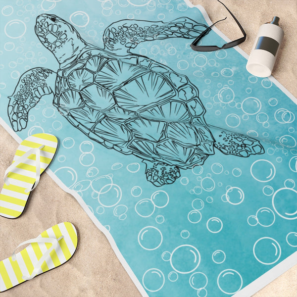 Turtle under water Beach Towel