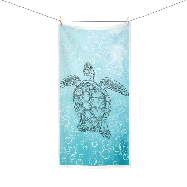 Turtle under water Beach Towel