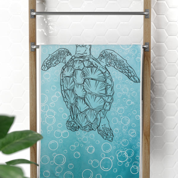 Turtle under water Beach Towel